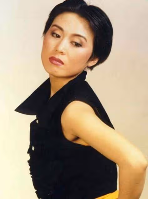 她42歲嫁小15歲鮮肉,多次憑實力上春晚,57歲還像個可愛少女
