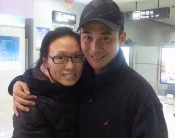 她42歲嫁小15歲鮮肉,多次憑實力上春晚,57歲還像個可愛少女
