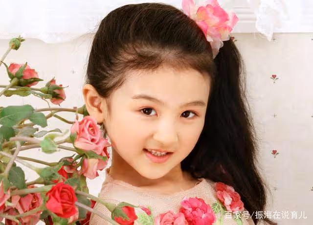 她6歲登上春晚,因變醜被罵出國,17歲回歸如今美到不敢認!