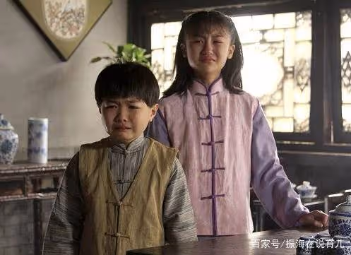 她6歲登上春晚,因變醜被罵出國,17歲回歸如今美到不敢認!