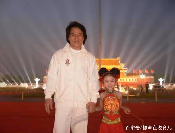 她6歲登上春晚,因變醜被罵出國,17歲回歸如今美到不敢認!