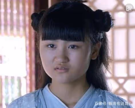 她6歲登上春晚,因變醜被罵出國,17歲回歸如今美到不敢認!