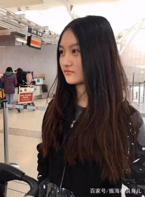 她6歲登上春晚,因變醜被罵出國,17歲回歸如今美到不敢認!