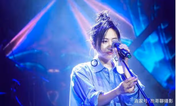她不簽公司沒有經紀人，單打獨鬥闖蕩娛樂圈8年，依舊紅得發紫