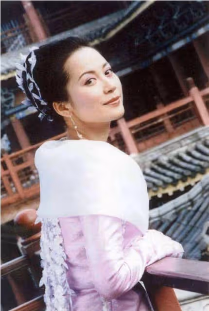 她出道多年一直零緋聞,只談戀愛不結婚,今50多歲依舊如少女一般