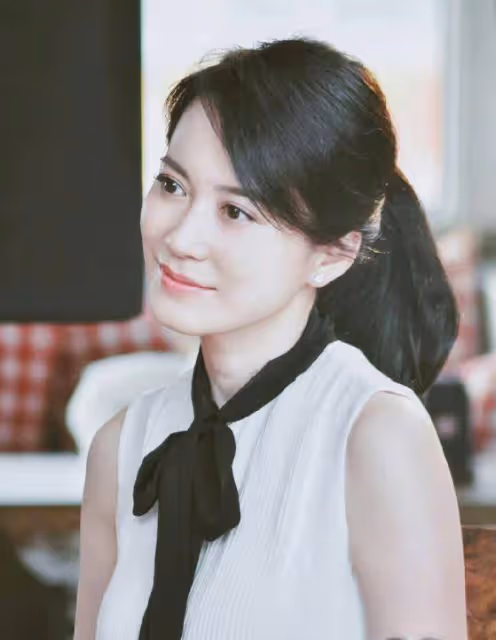 她出道多年一直零緋聞,只談戀愛不結婚,今50多歲依舊如少女一般