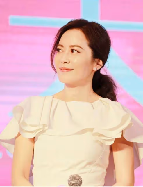 她出道多年一直零緋聞,只談戀愛不結婚,今50多歲依舊如少女一般