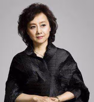 她是運氣最差女演員,55歲才獲獎,今69歲成姐弟戀典範