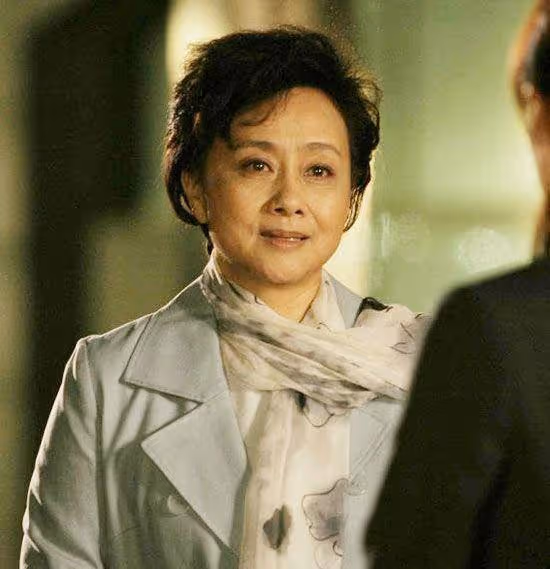 她是運氣最差女演員,55歲才獲獎,今69歲成姐弟戀典範
