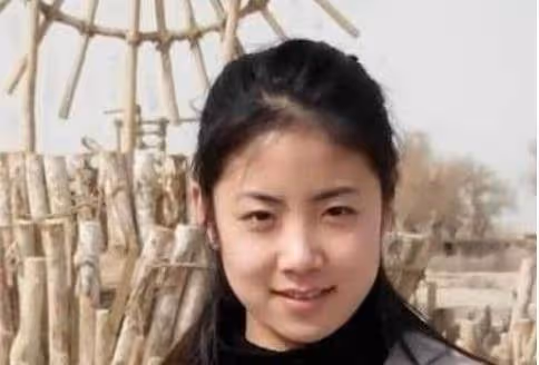 她被趙本山捧紅,拒絕潛規則被雪藏,如今回到農村成教師