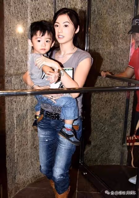 謝霆鋒小兒子驚現!比哥哥更吸睛,謝振南竟是隱藏的星味小子