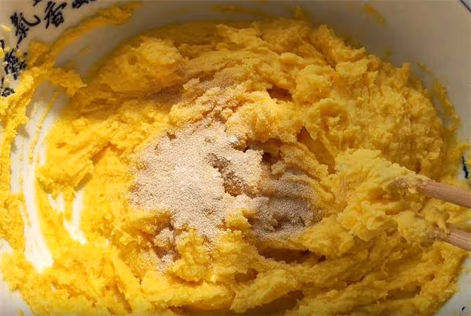 玉米面這樣做全家都愛吃,開水一燙,手不沾面,鬆軟細膩又健康