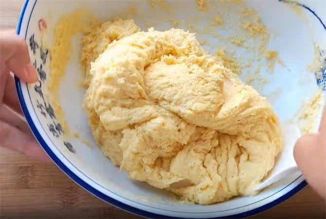 玉米面這樣做全家都愛吃,開水一燙,手不沾面,鬆軟細膩又健康