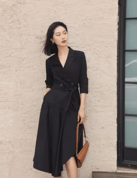 元氣滿滿的穿搭方案:黑色風衣裙的魅力!