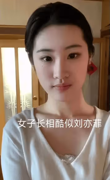 女子長相酷似劉亦菲，一顰一笑氣質驚艷，網友：老天爺賞飯吃