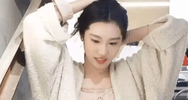 女子長相酷似劉亦菲，一顰一笑氣質驚艷，網友：老天爺賞飯吃