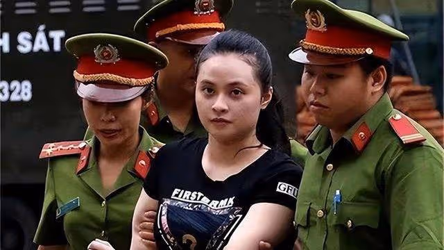 回顧：越南在逃毒梟戀上越南網紅，被判死刑後，二人法庭熱吻告別