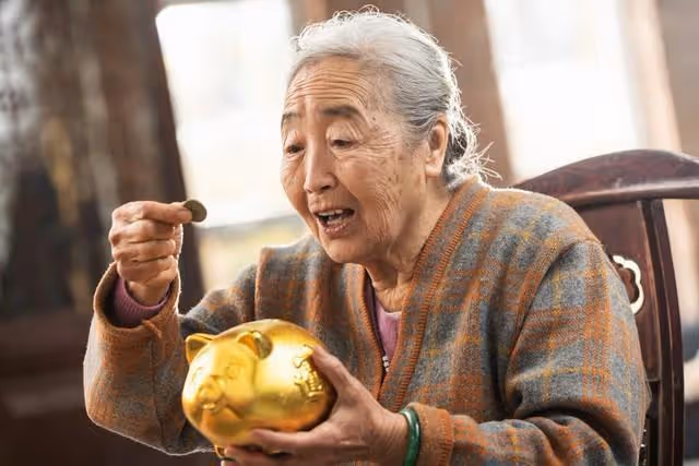 去幫女兒帶孩子,女婿問我退休工資卡帶來了嗎,我決定離開