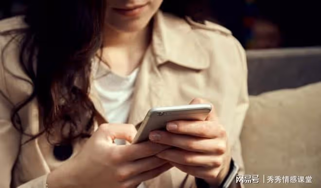 小姑子未婚產子,我用老公手機給她轉3萬,她卻不肯要