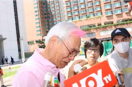 73歲TVB男星目送未婚妻入獄後，晚上即與波霸女星聚會！自爆有苦衷
