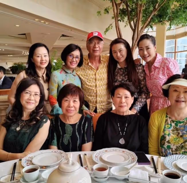 73歲TVB男星目送未婚妻入獄後，晚上即與波霸女星聚會！自爆有苦衷