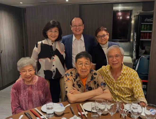 73歲TVB男星目送未婚妻入獄後，晚上即與波霸女星聚會！自爆有苦衷