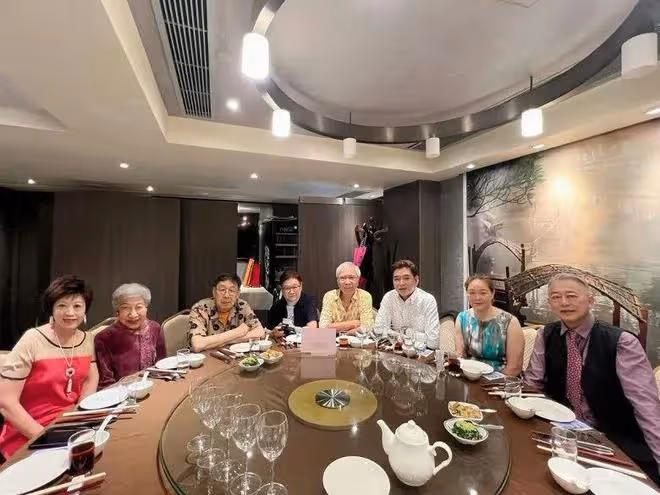 73歲TVB男星目送未婚妻入獄後，晚上即與波霸女星聚會！自爆有苦衷