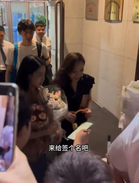 前TVB視後遇粉絲簽名扭頭無視,又被質疑耍大牌!現場還原真相
