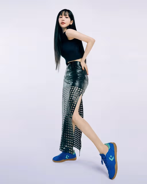 Karina套緊身背心曬好身材　用AI美貌誘粉絲入手同款復古運動鞋