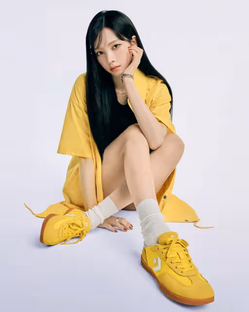 Karina套緊身背心曬好身材　用AI美貌誘粉絲入手同款復古運動鞋