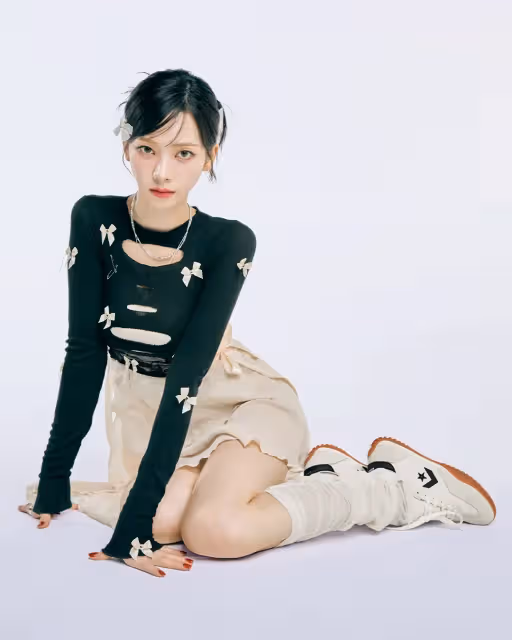 Karina套緊身背心曬好身材　用AI美貌誘粉絲入手同款復古運動鞋