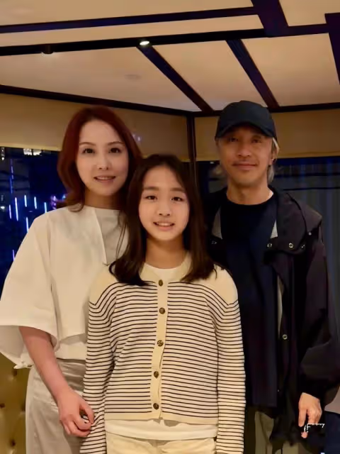 周星馳現身上海,鬍子頭髮幾乎全白,雙眼皮明顯,和甘比同框出鏡