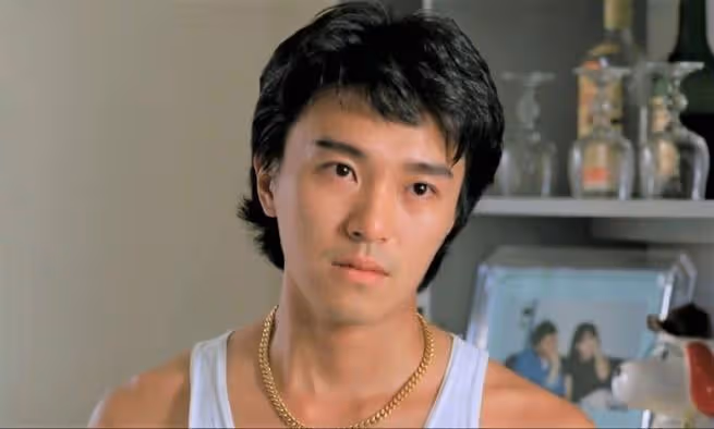 周星馳現身上海,鬍子頭髮幾乎全白,雙眼皮明顯,和甘比同框出鏡