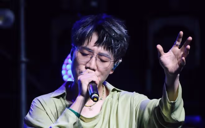 王錚亮低調現身小學典禮，以家長身份獻唱，引發熱議