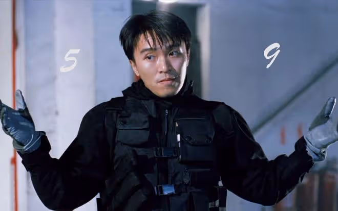 周星馳白髮顯老態,與甘比合照曝光,影迷期待其銀幕再現