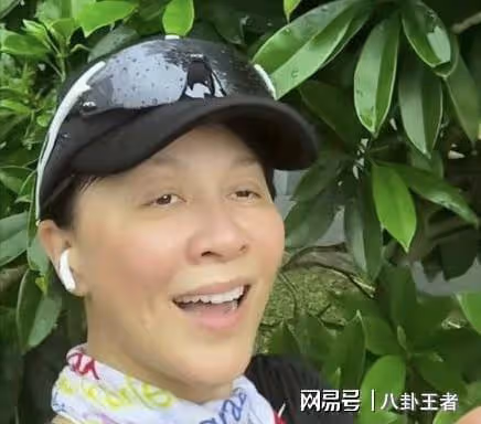 怪不得梁朝偉要分居!劉嘉玲戶外跑步遇大雨,全素顏出鏡變老大媽