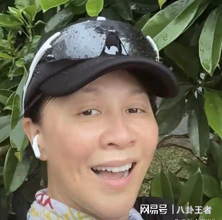 怪不得梁朝偉要分居!劉嘉玲戶外跑步遇大雨,全素顏出鏡變老大媽
