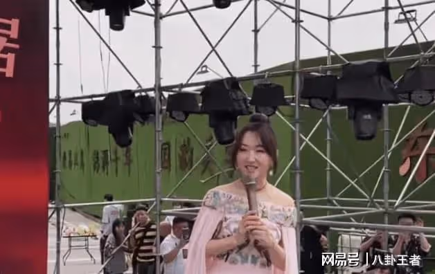 不老女神變大媽!52歲楊鈺瑩工地演出照被曝光!電動車出行太心酸