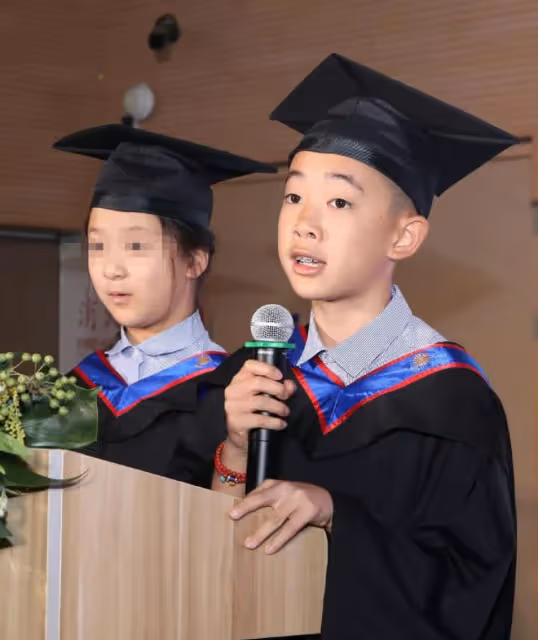 陳小春大兒子小學畢業，穿禮服戴學士帽，十分自信紳士的上台發言