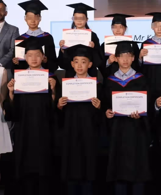 陳小春大兒子小學畢業，穿禮服戴學士帽，十分自信紳士的上台發言