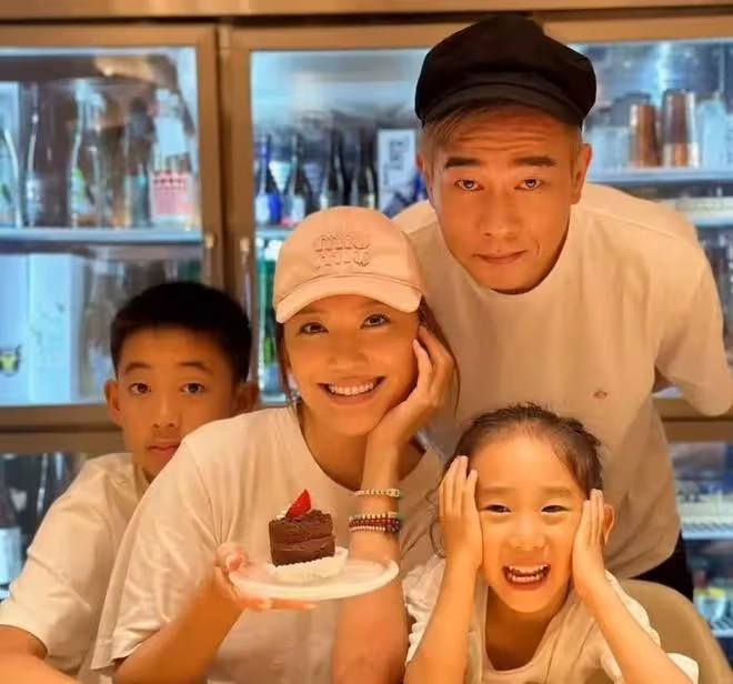 陳小春大兒子小學畢業，穿禮服戴學士帽，十分自信紳士的上台發言