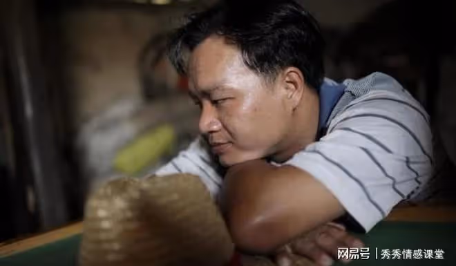 女同事找我借錢,我把5萬轉給了她,兩個月後她找上門要做我女友