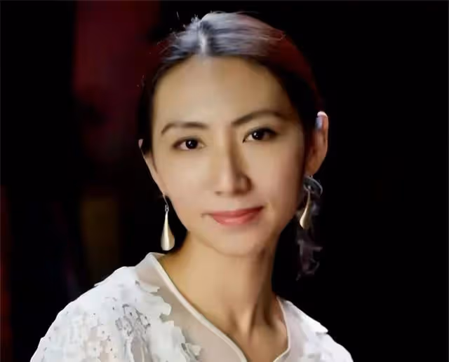 「清華才女」李一諾18歲保送清華,四年生3個娃,替世界首富花錢