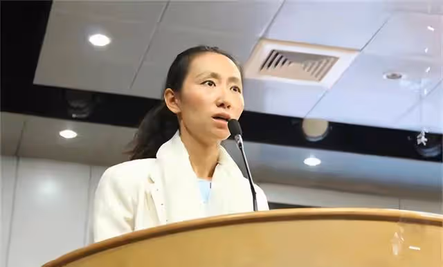 「清華才女」李一諾18歲保送清華,四年生3個娃,替世界首富花錢