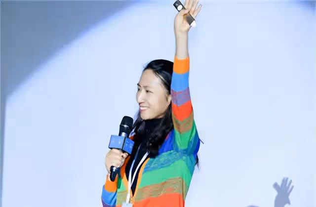 「清華才女」李一諾18歲保送清華,四年生3個娃,替世界首富花錢