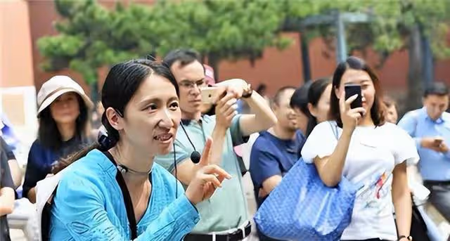 「清華才女」李一諾18歲保送清華,四年生3個娃,替世界首富花錢