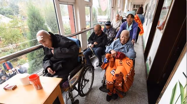 回顧晚年不能自理時，怎樣才能舒服度過餘生？聰明的老人如此解決