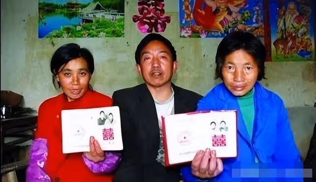 鄉村老漢有兩老婆,同住一屋檐,兩個女人竟都有「合法結婚證」