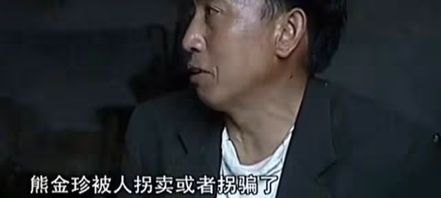 鄉村老漢有兩老婆，同住一屋檐，兩個女人竟都有「合法結婚證」