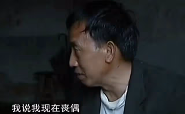 鄉村老漢有兩老婆，同住一屋檐，兩個女人竟都有「合法結婚證」